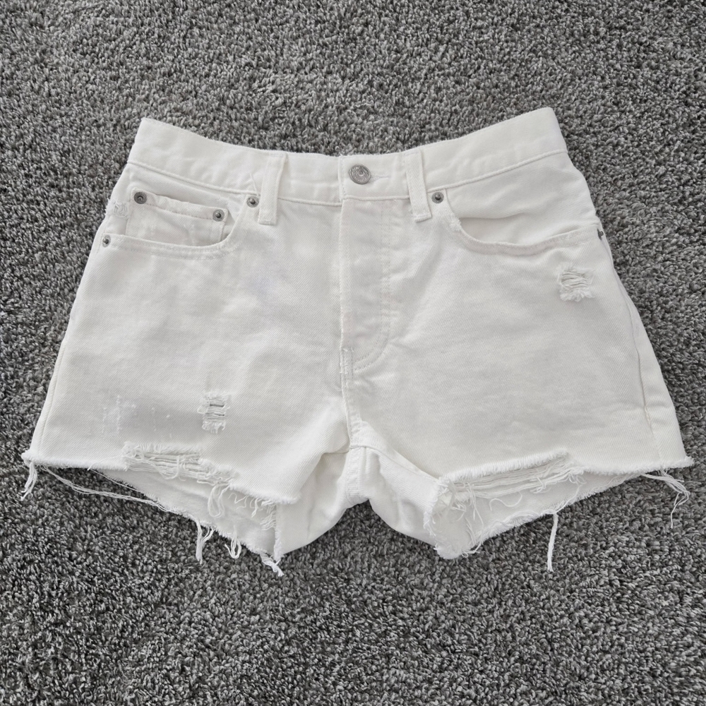We The Free White Button Fly Distressed Shorts. Size 25. Good preowned condition